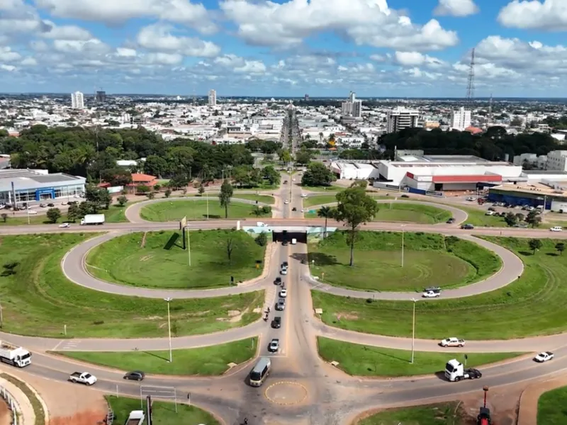 Vista aérea de uma cidade planejada em pleno desenvolvimento durante o entardecer.