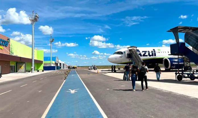 Prédios residenciais modernos de alta qualidade sob um céu azul