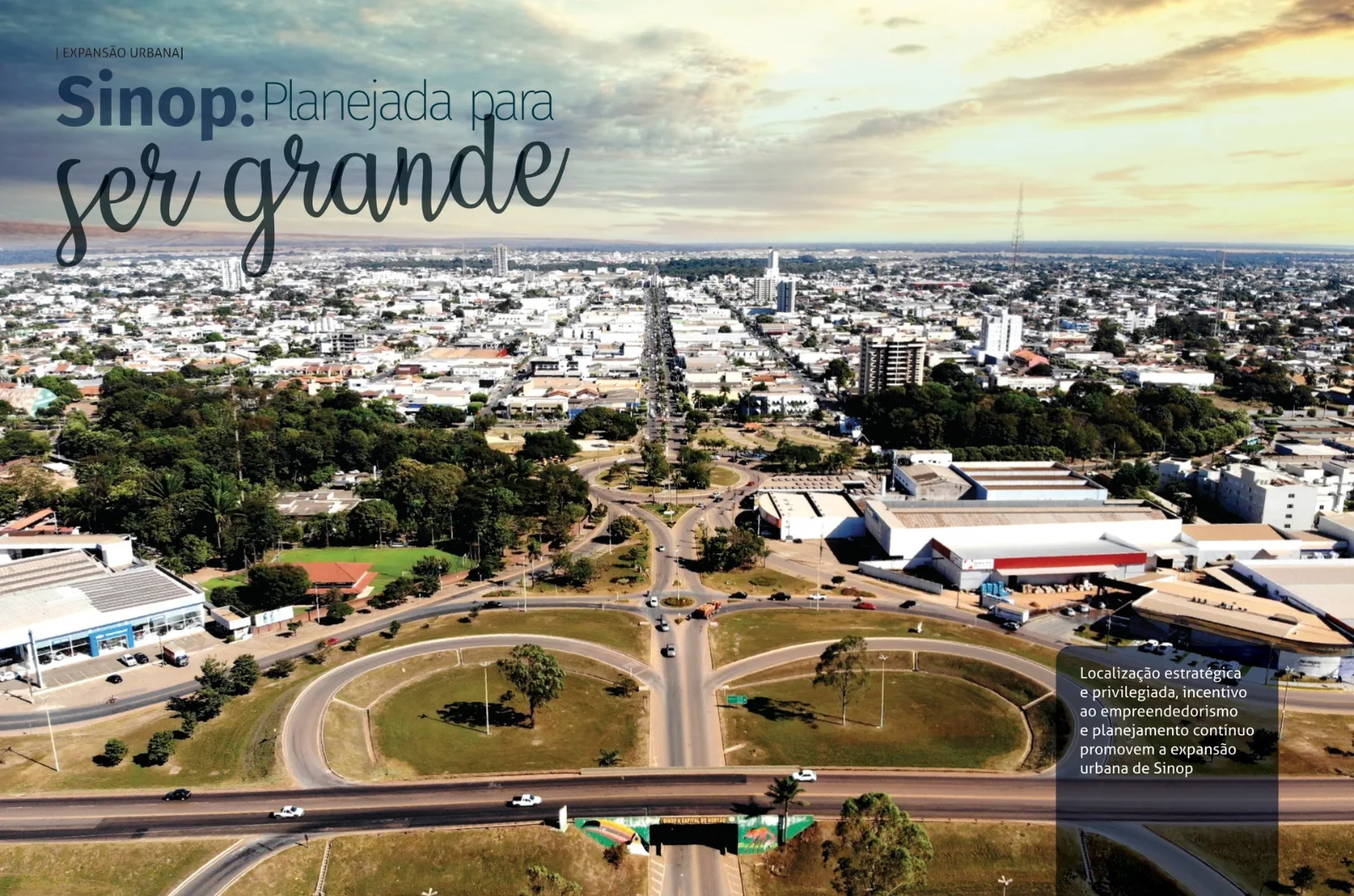 Vista aérea de uma cidade com avenidas largas, arborização abundante e parques com lagos.