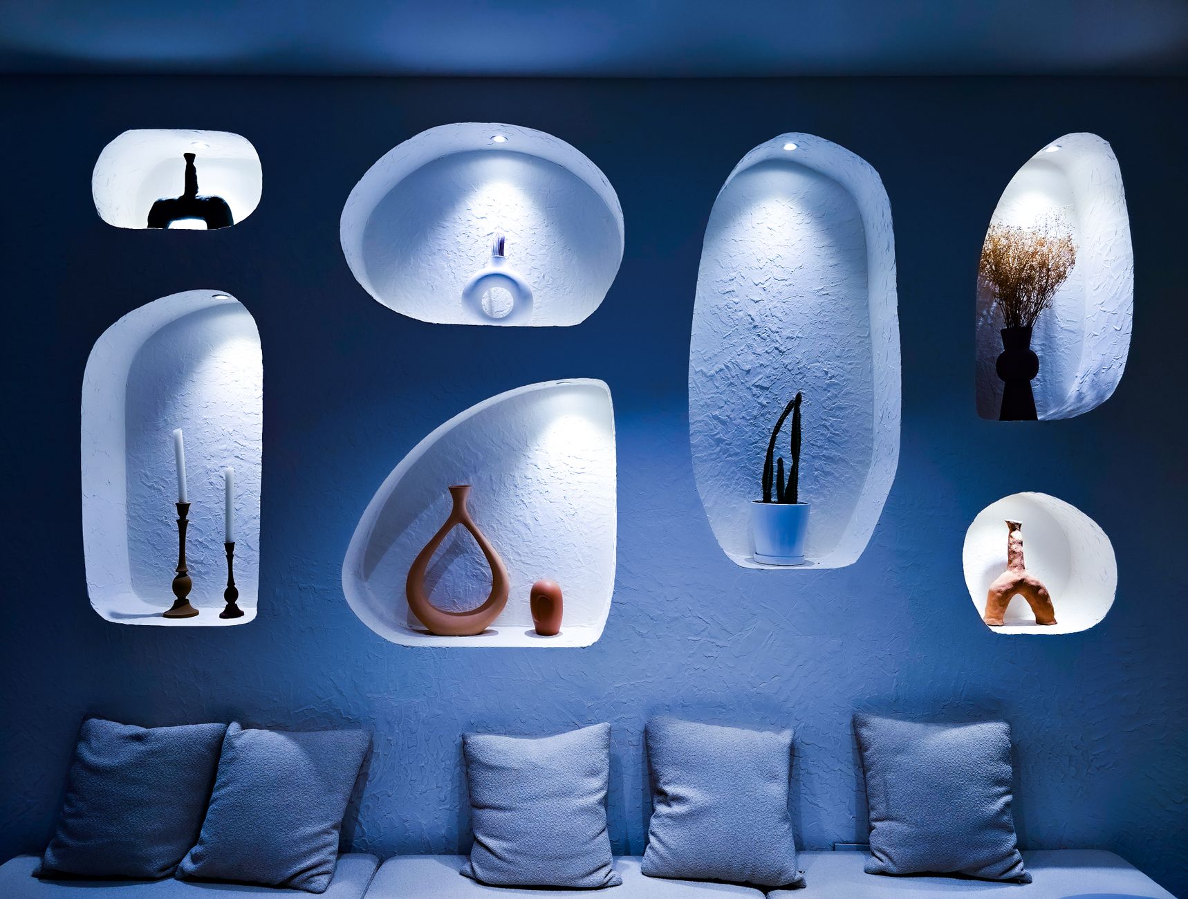 Sala de estar ampla e moderna com pé-direito duplo, janelas grandes com vidros protegidos e ventilação abundante.