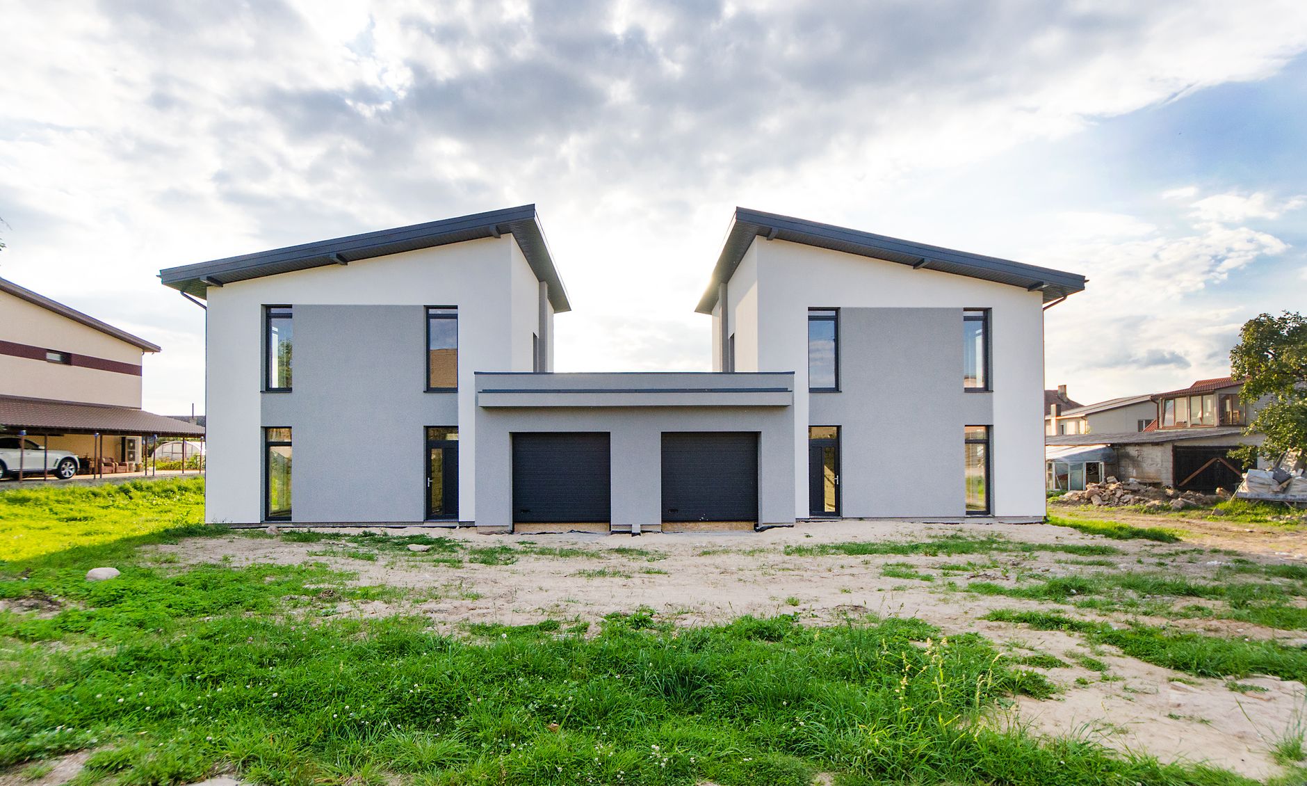 Fachada de casa térrea contemporânea em bairro residencial planejado.